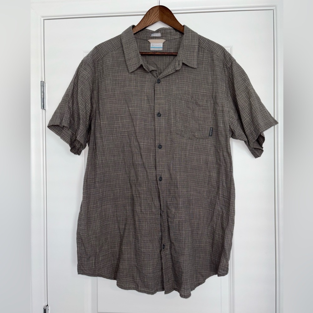 Columbia Men's Lightweight , Breathable Button Down Shirt - Gray